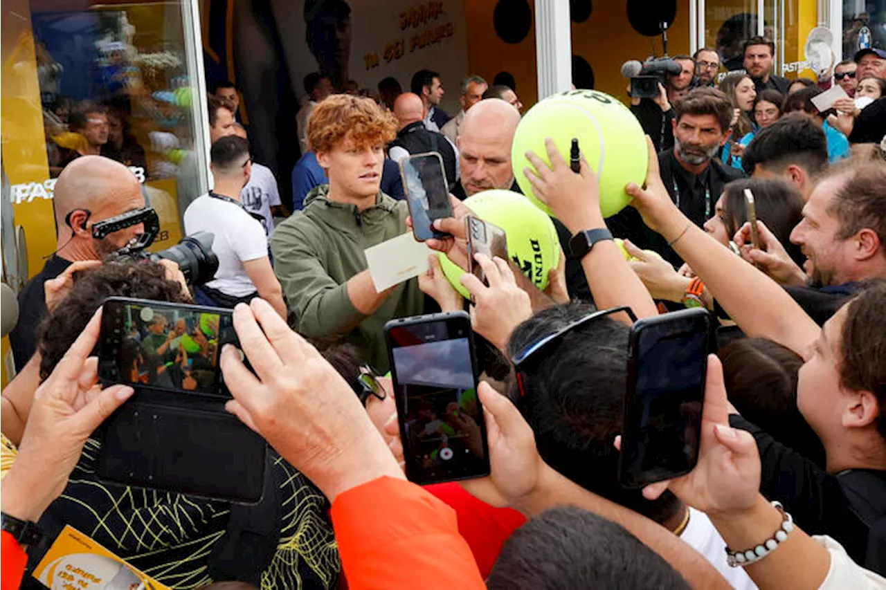 Sinner al Foro Italico, assalto di tifosi per selfie e autografi