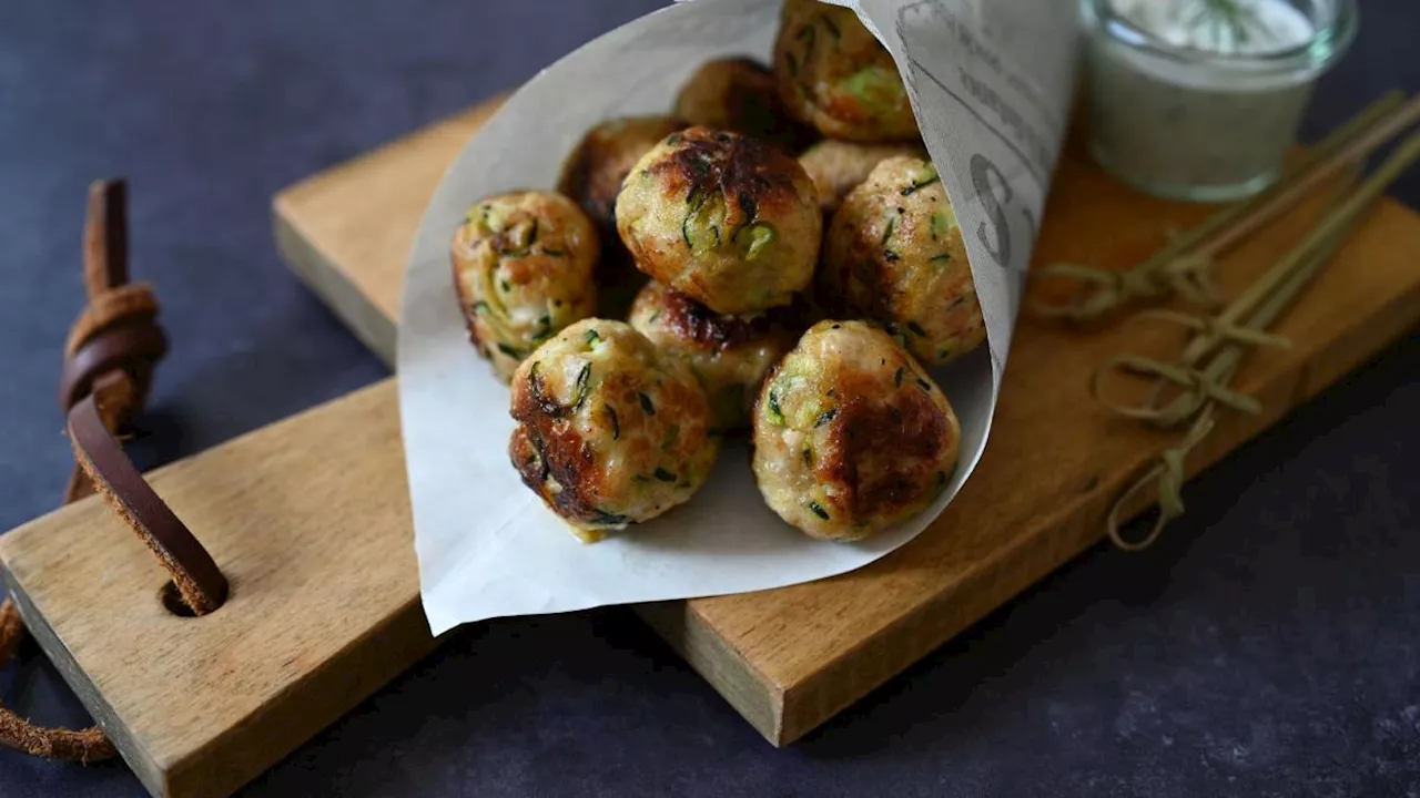 Zucchini-Hähnchen-Bällchen mit Feta-Joghurt-Dip