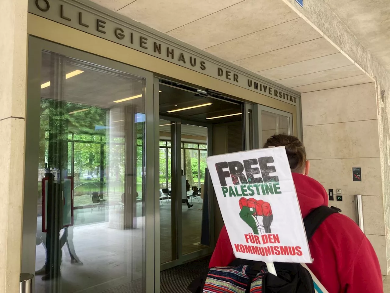 Solidarität mit Universität Lausanne und Gaza: Studierende an der Universität Basel versammeln sich.