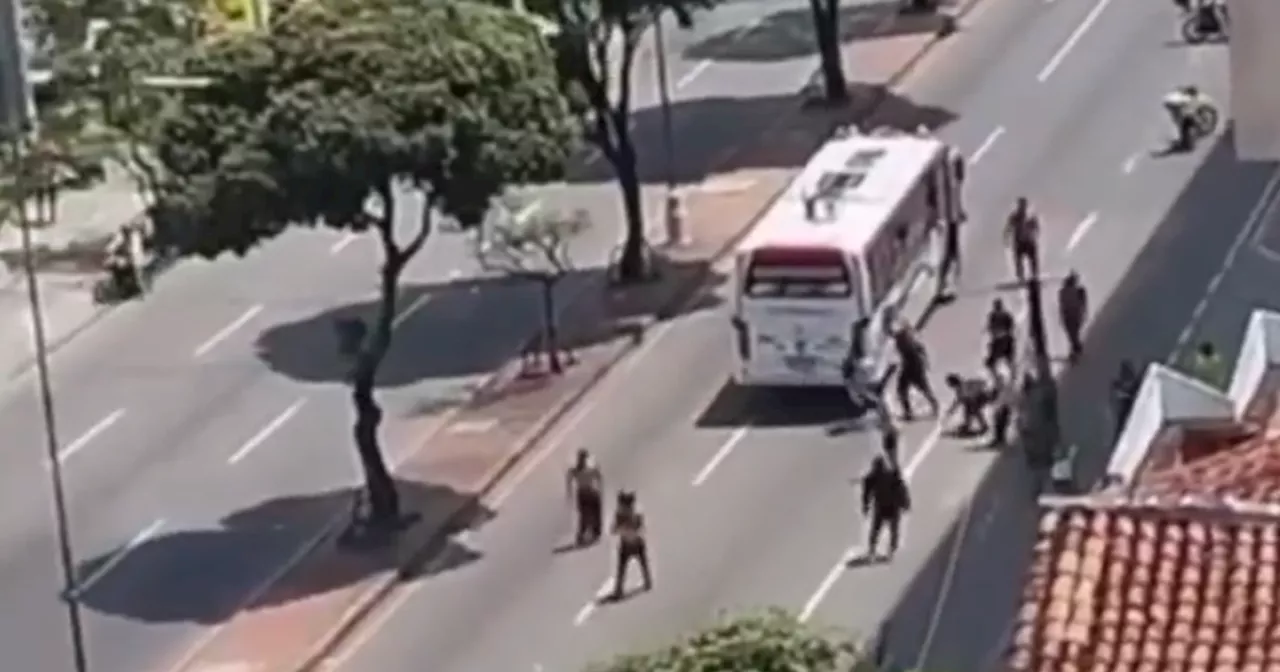 Hinchas del Atlético Bucaramanga y Cúcuta Deportivo se enfrentaron a piedra en plena avenida