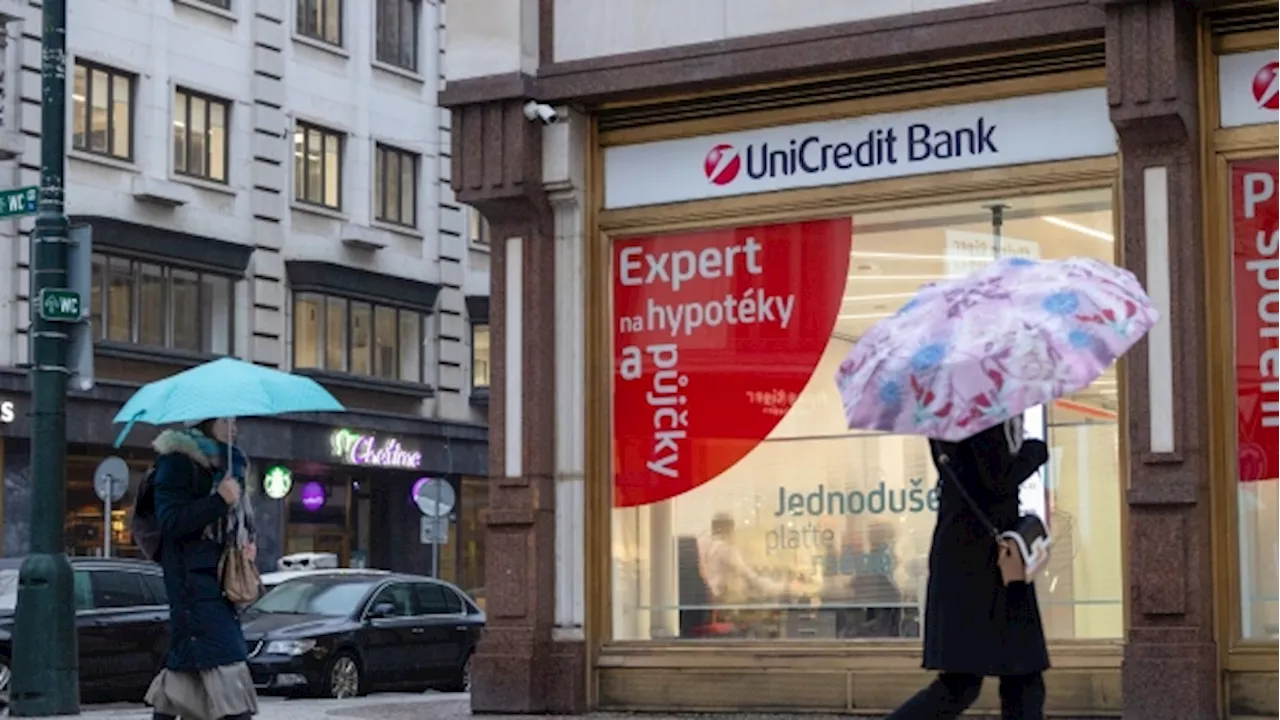 UniCredit Tops Estimates With Lift From Fees, Lending Income