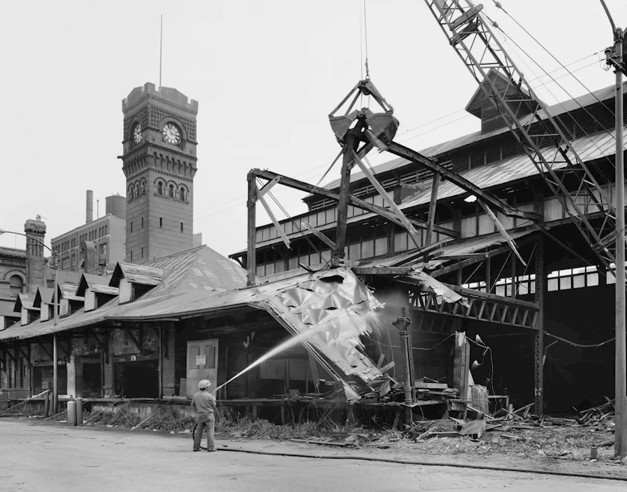 Column: New book ‘Lost in America’ offers ghost stories of buildings in Chicago and across the country