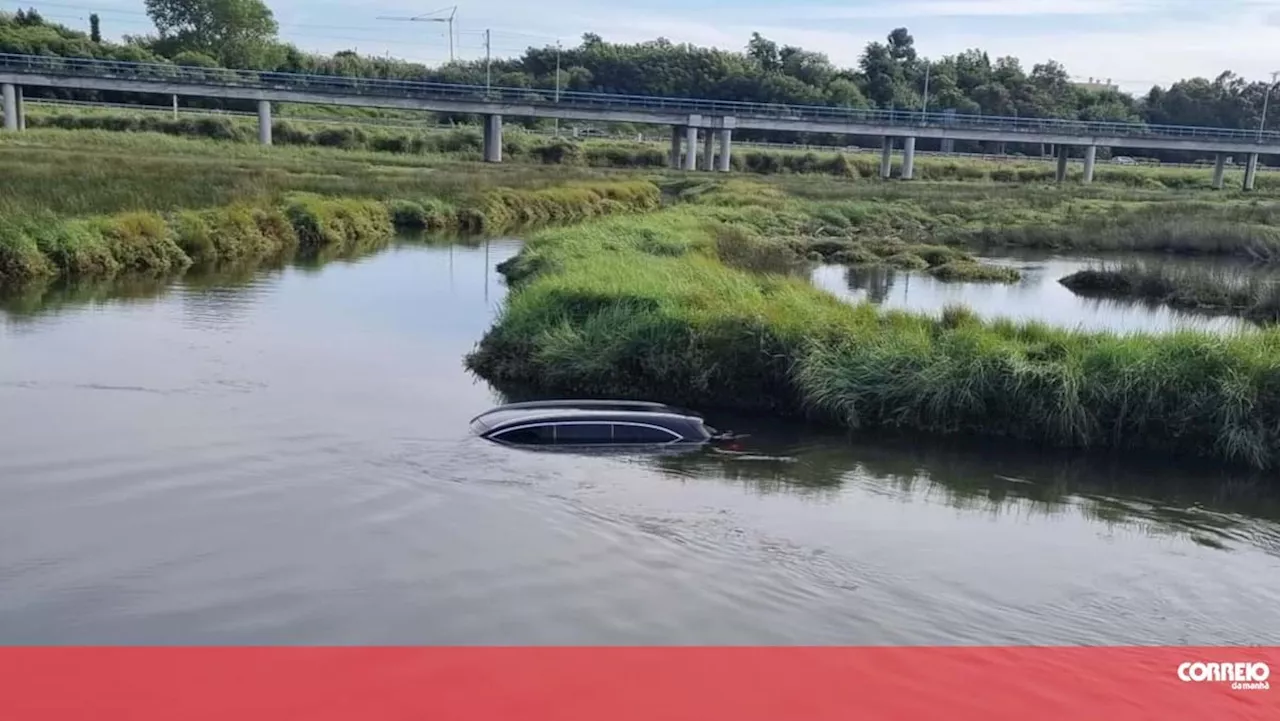 Carro cai à ria de Aveiro e fica parcialmente submerso