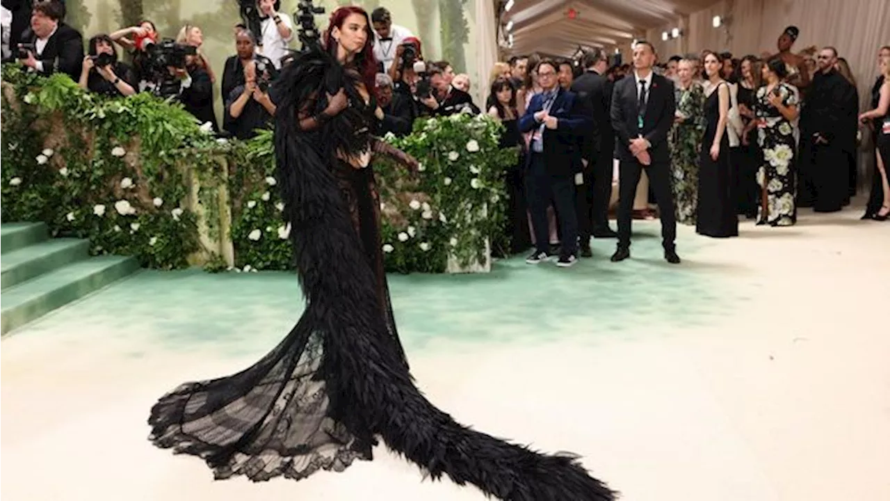 Idol Kpop-Artis Hollywood Pamer Busana Unik di Met Gala 2024