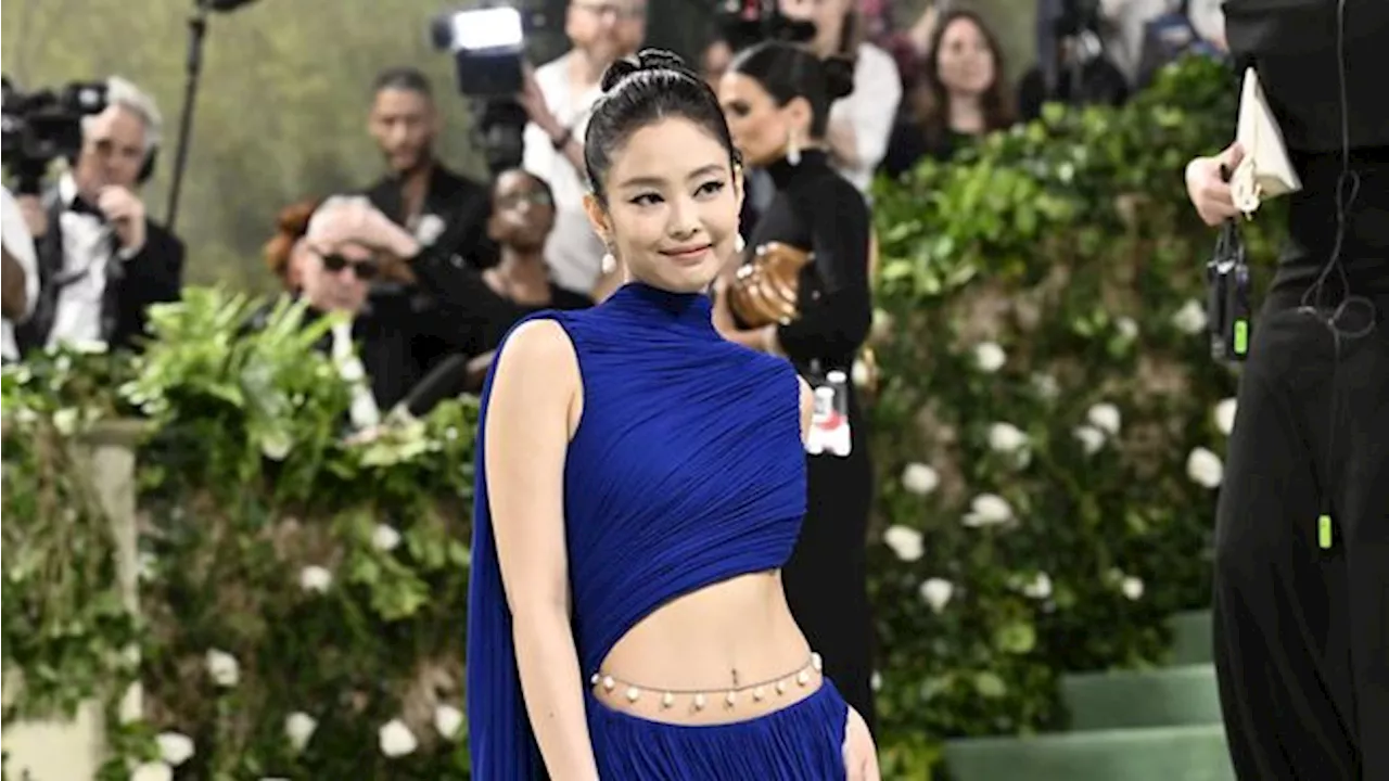 Jennie Blackpink Tampil Menawan dalam Balutan Minidress di Met Gala