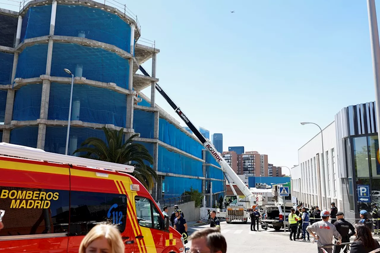 Hallan muertos los dos trabajadores sepultados en un edificio de Madrid