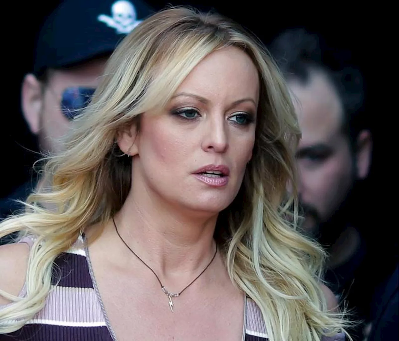 La actriz porno Stormy Daniels sube al estrado en juicio a Donald Trump