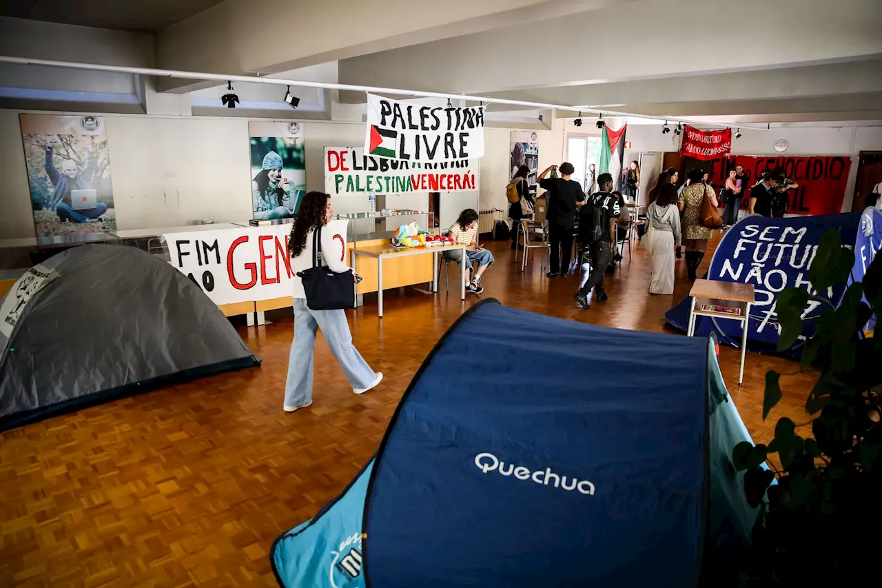 “Inspirados” pelos protestos nos EUA, estudantes acampam na Faculdade de Psicologia de Lisboa