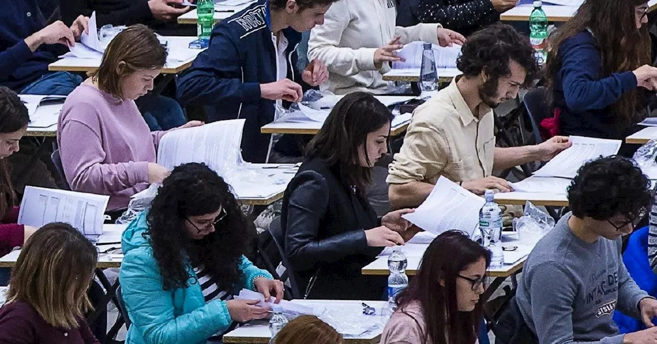 Caos al concorso per dirigenti scolastici: ore di attesa, svenimenti e puzza di fogna