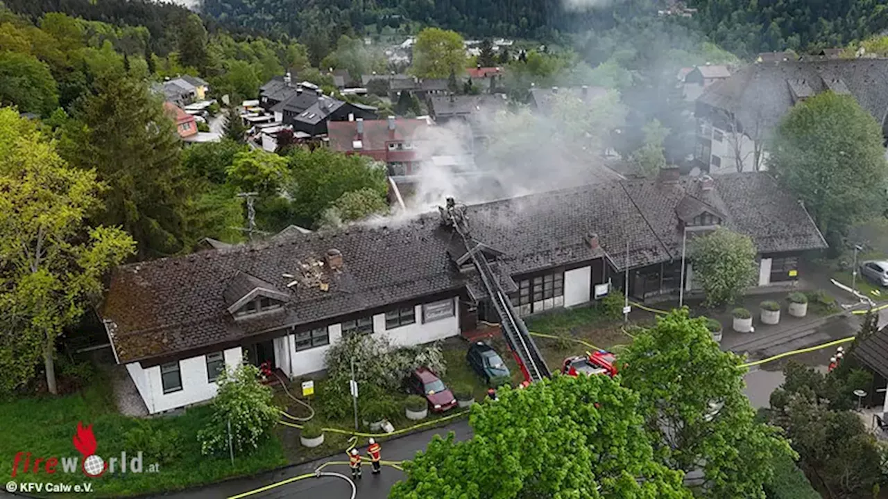 D: Dachstuhlbrand in Bad Liebenzell → Feuerwehren bekämpfen Flammen in asbesthaltiger Bausubstanz