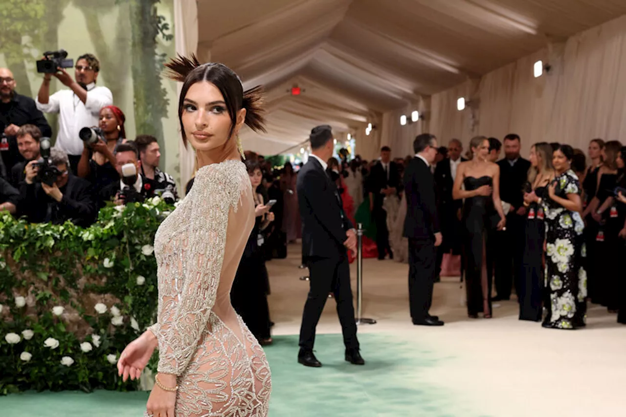 Эмили Ратаковски пришла на Met Gala в «голом» платье без белья