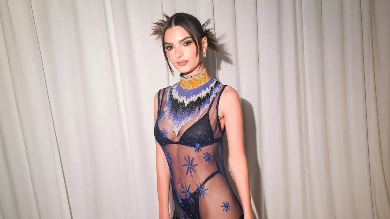 Emily Ratakowski en lingerie sexy : elle se glisse sous une robe transparente à l’after party du Met Gala et dévoile son fessier bombé