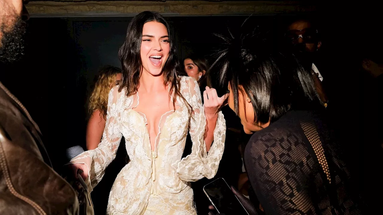 Kendall Jenner ahurissante en mini-robe à dentelle et décolleté vertigineux, elle enflamme la piste de l’after party du Met Gala