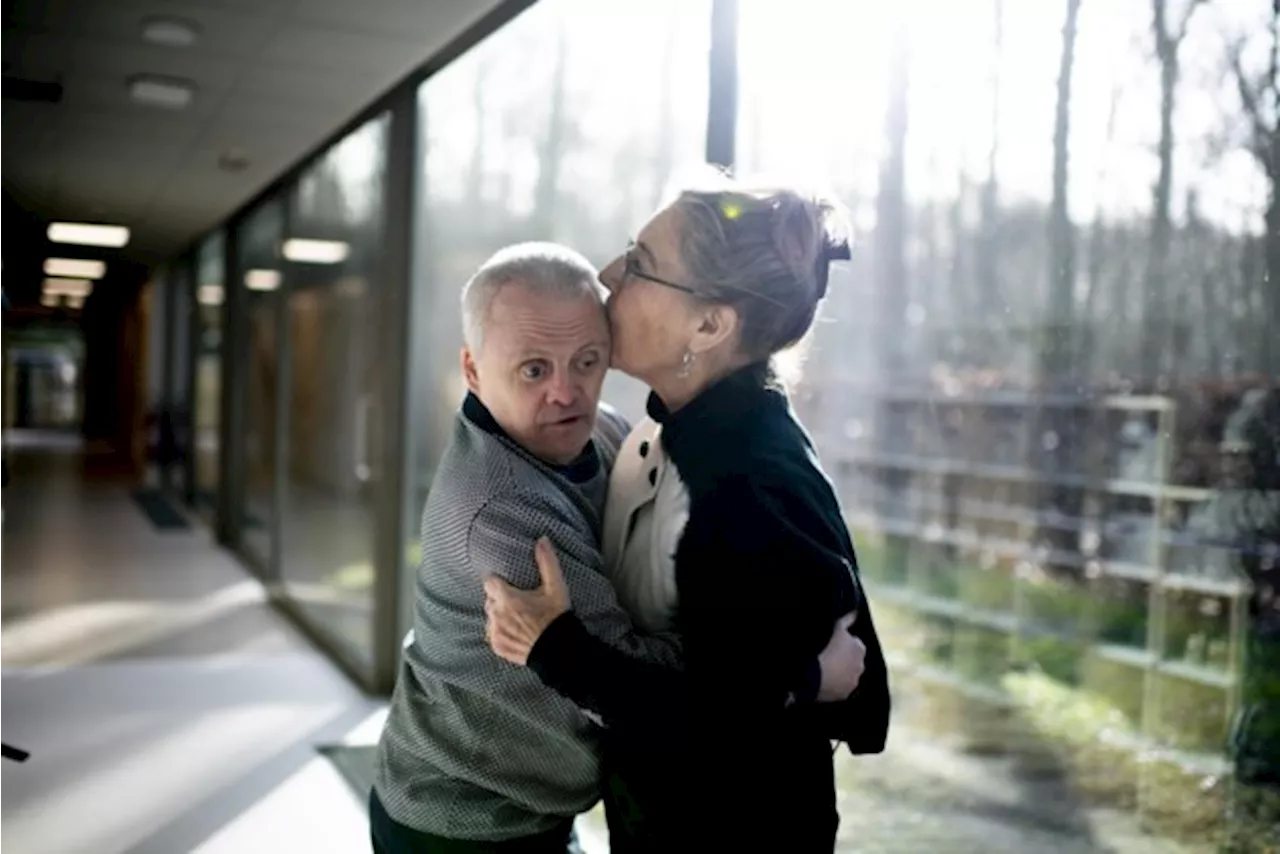 Steven (56), zoon van Wivina Demeester die jongdementie had, onverwacht overleden