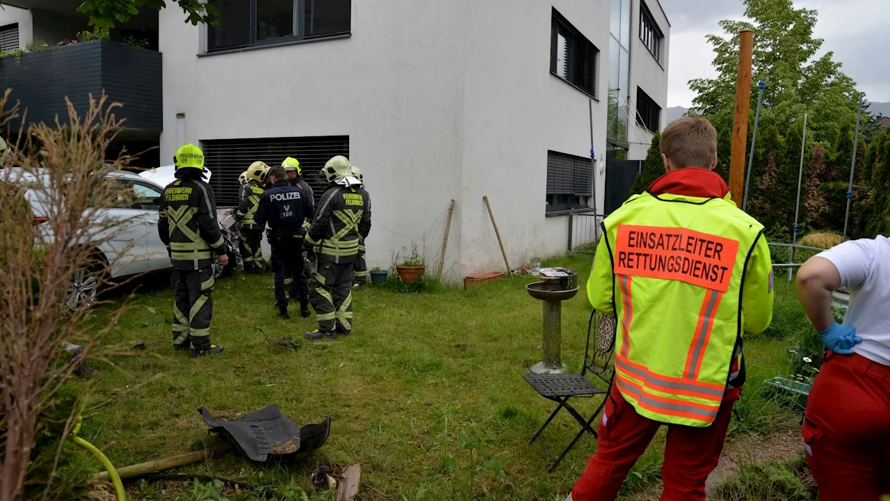 Lenker kracht in Haus – er hätte nicht fahren dürfen