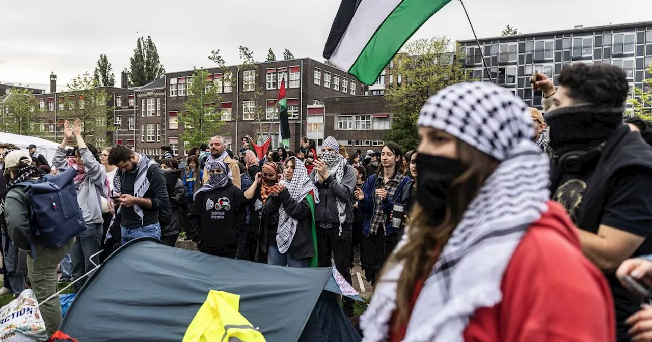 Groep mannen valt pro-Palestijnse demonstranten aan op campus Universiteit van Amsterdam