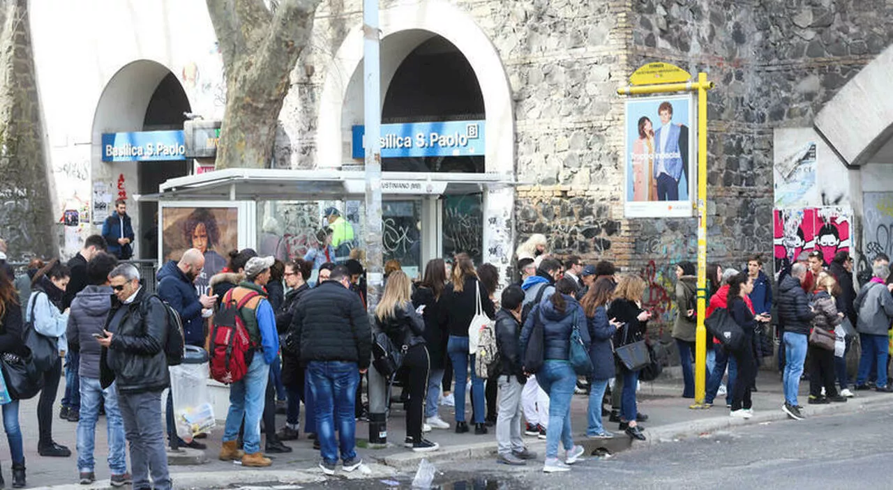 Roma, 17enne aggredito alla metro San Paolo da quattro ragazzi: colpito alla testa con una pietra