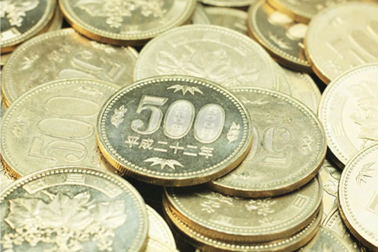 US dollar edges lower but up against yen, Aussie