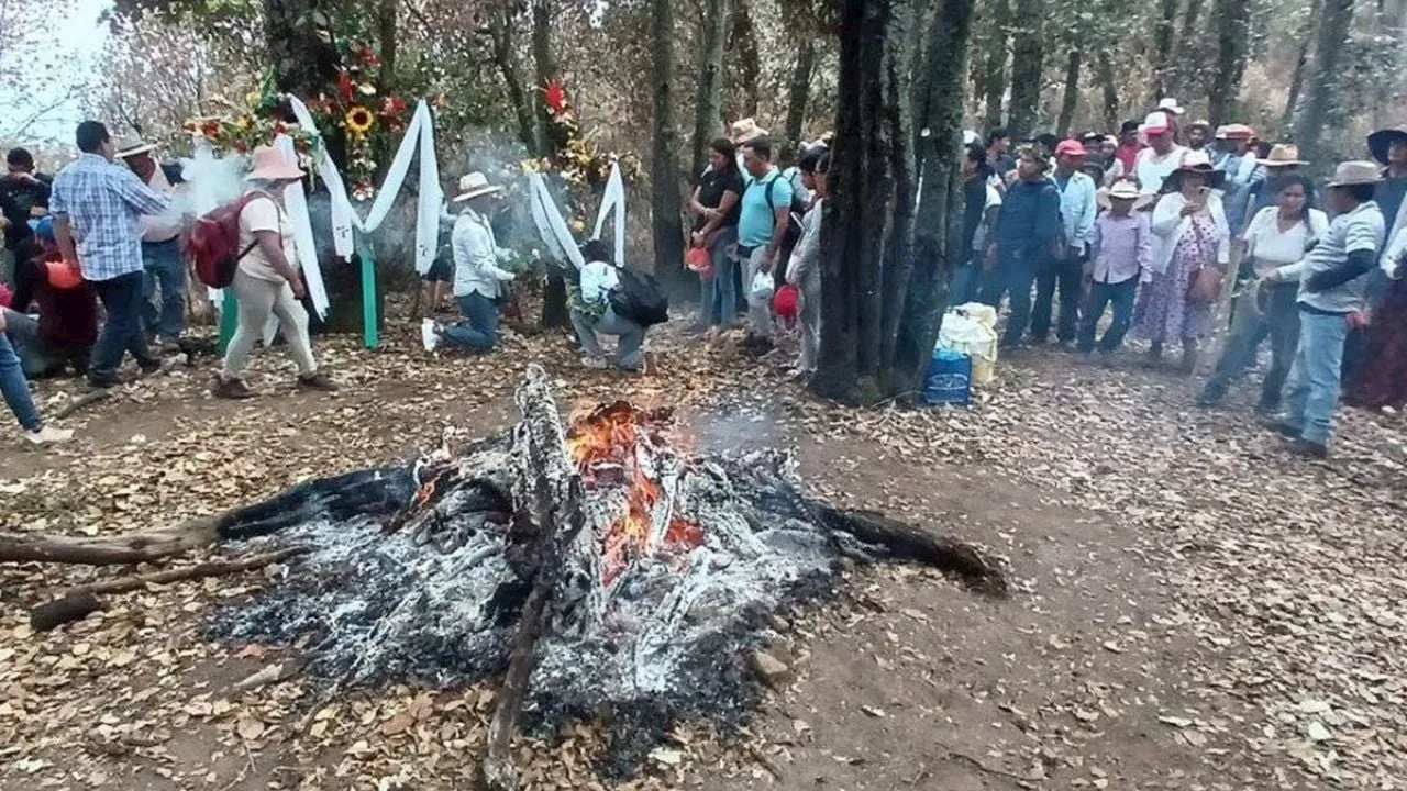 Suben otomíes al cerro de Las Cruces en Tepotzotlán a pedir lluvias a Tláloc