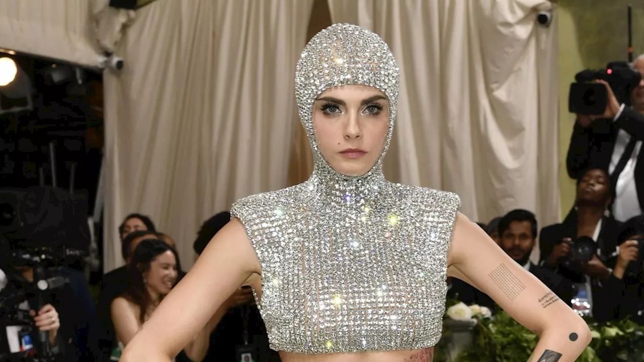 Cara Delevingne Datang ke Met Gala 2024 dengan Chainmail dari Untaian Berlian Buatan Lab