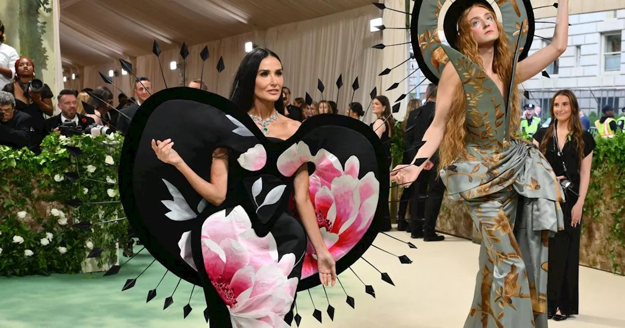 Sourire radieux et chevelure interminable, Demi Moore se transforme en fleur au Met Gala 2024