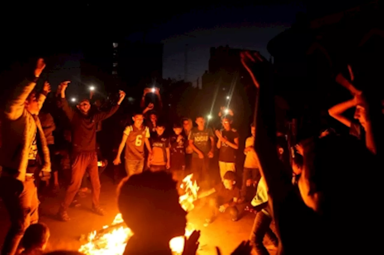 Crowds celebrate in Rafah streets after Hamas approves truce plan