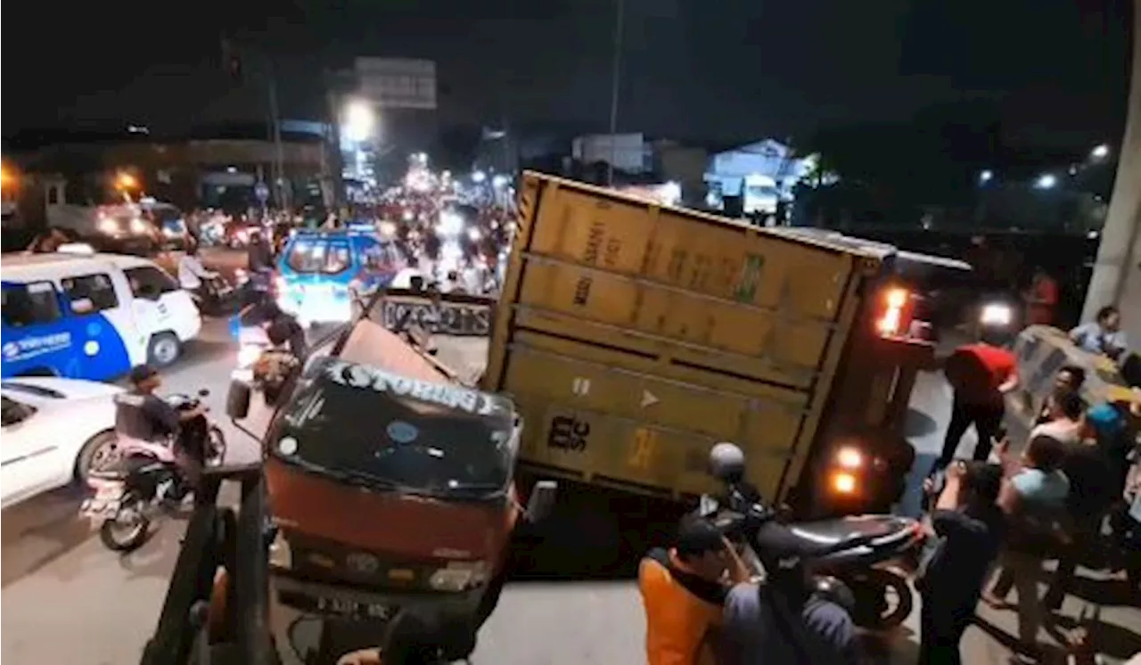 Memaksa Putar Balik, Kontainer Terguling dan Timpa Truk Lain