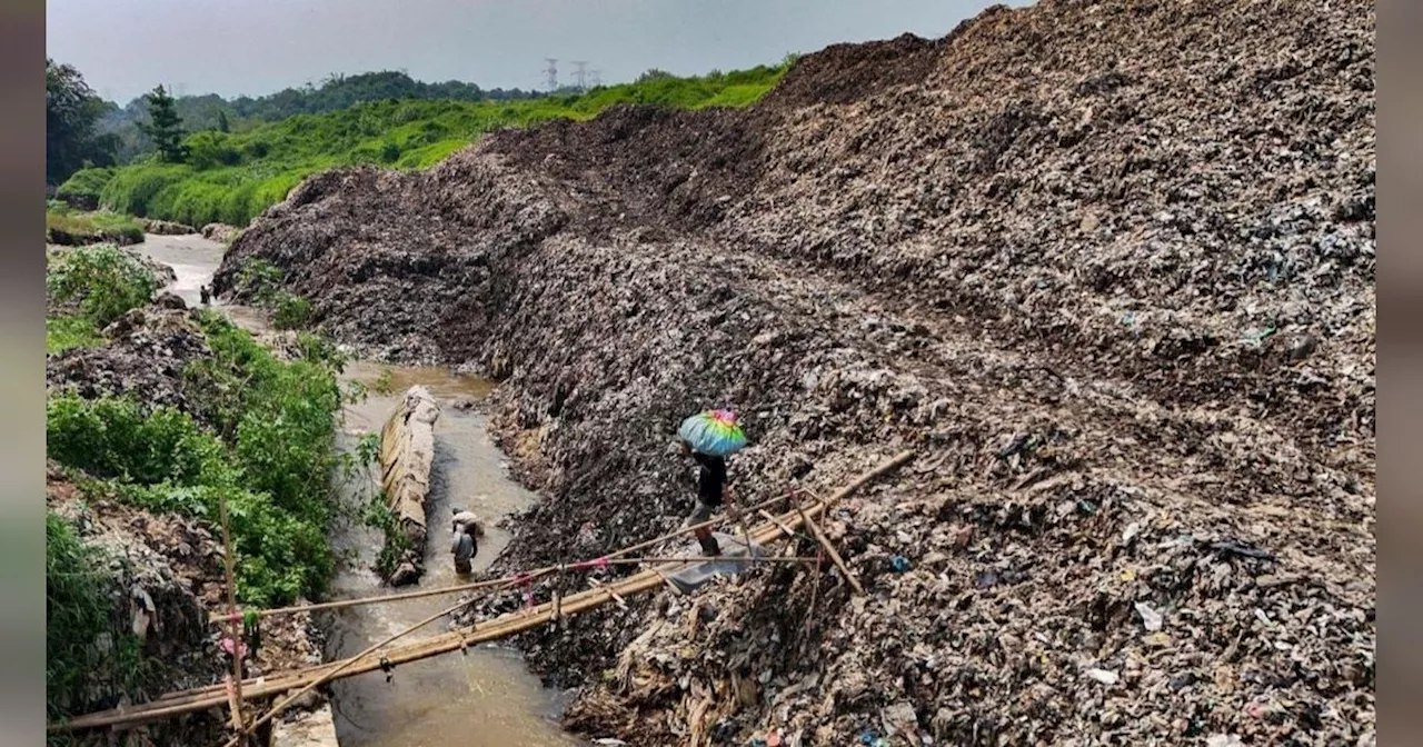 FOTO: Penampakan Gunung Sampah di TPA Cipayung yang Overload hingga Nyaris Tutup Aliran Sungai