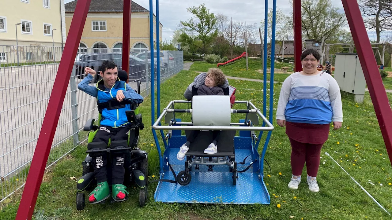 Schaukel für Rollstuhlfahrer wieder in Betrieb