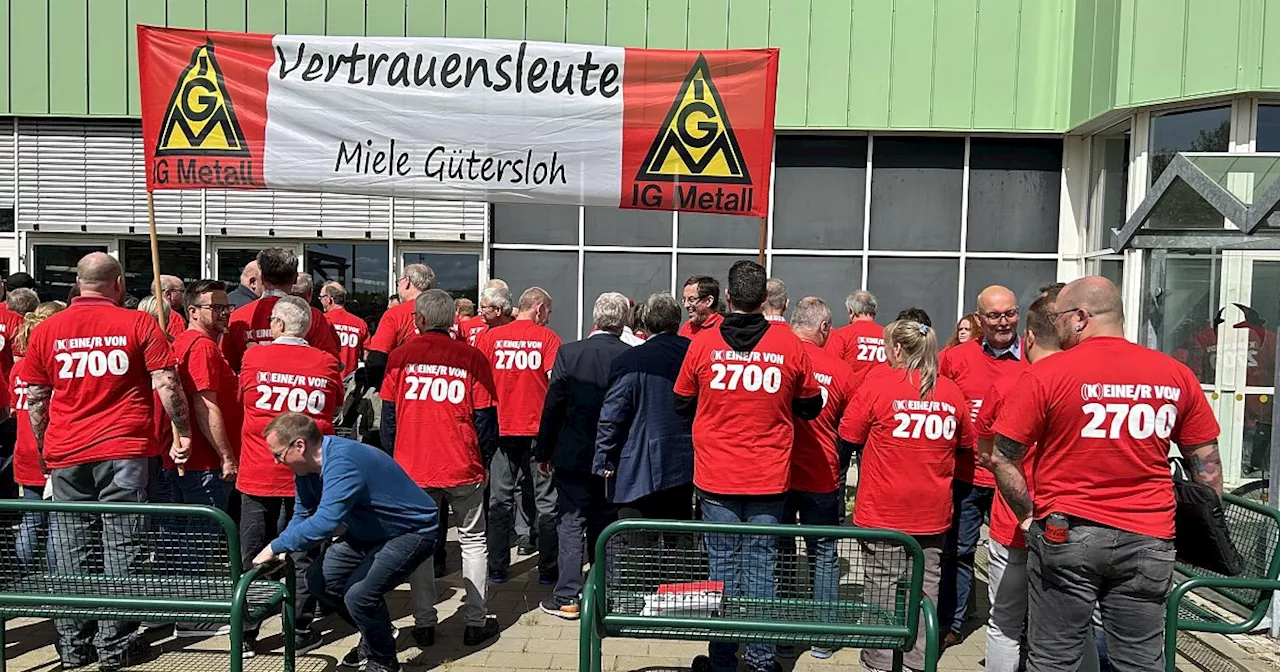 Gänsehaut in Gütersloh: 700 Miele-Mitarbeiter bei emotionaler Aktion gegen Stellenabbau