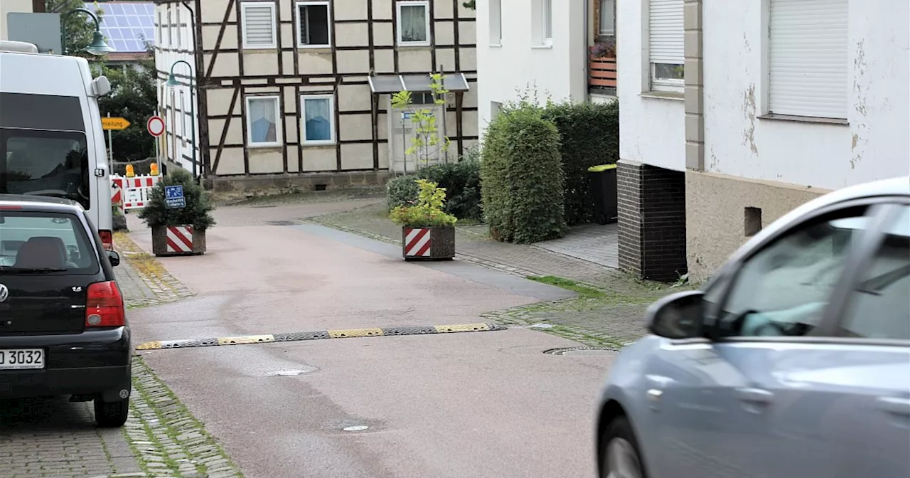 Neue Temposchwellen sollen in der Warburger City Autofahrer bremsen