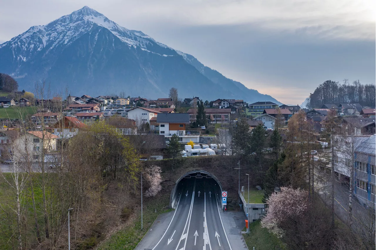 – Mülenen BE: Rüttelmarkierung bei Spiezwilertunnel