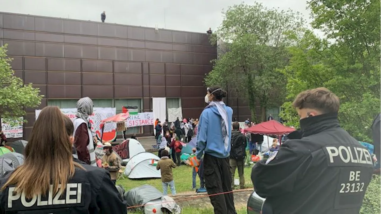 Pro-palästinensische Aktivisten besetzen Hof der Freien Universität