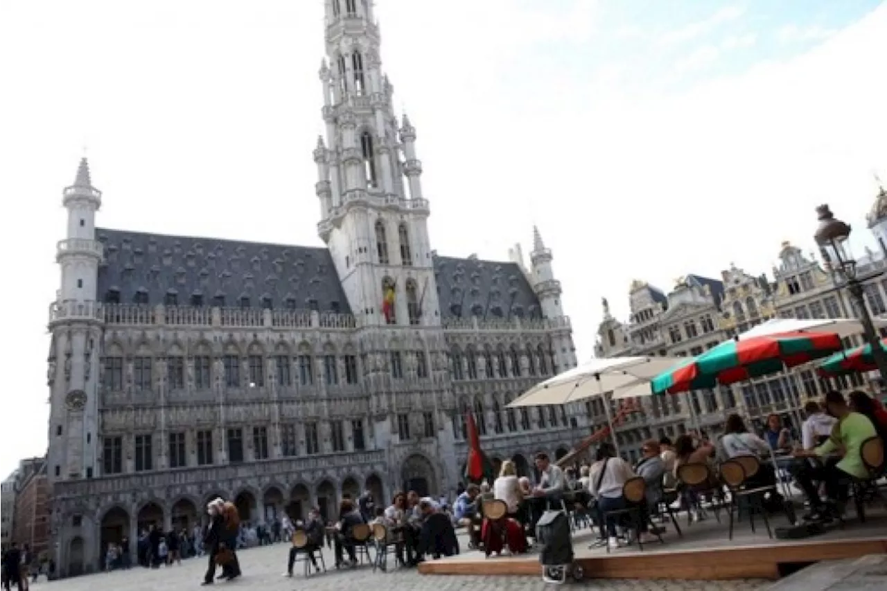 La Grand Place de Bruxelles illuminée aux couleurs de l'Europe, à un mois des élections