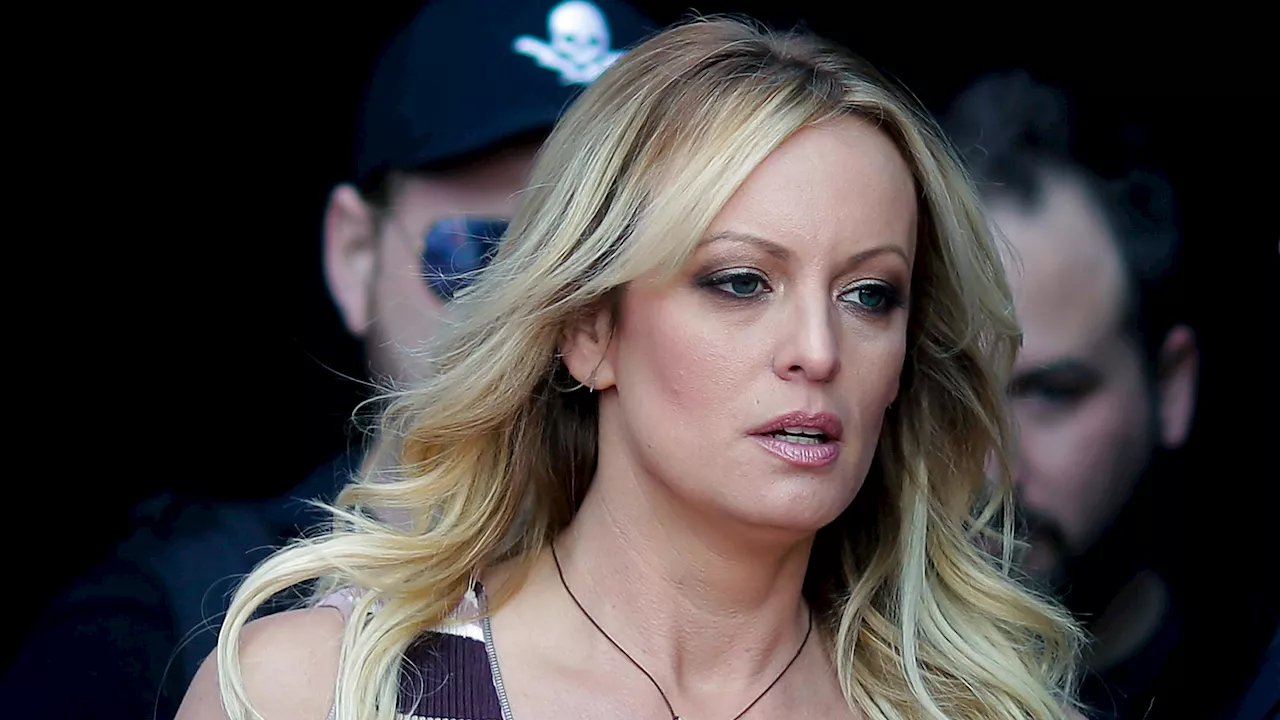 La actriz porno Stormy Daniels sube al estrado en el juicio penal contra Donald Trump