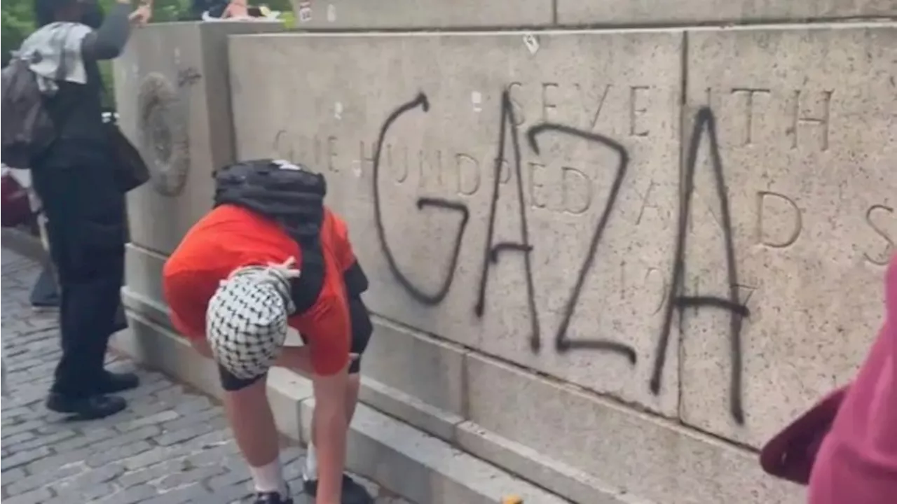 Anti-Israel protesters vandalise WWI memorial, burn American flag