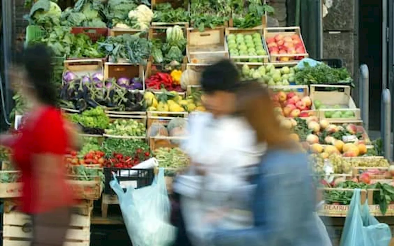 Diminuisce la popolazione a rischio povertà in Italia, nel 2023 è al 18,9% dice Istat