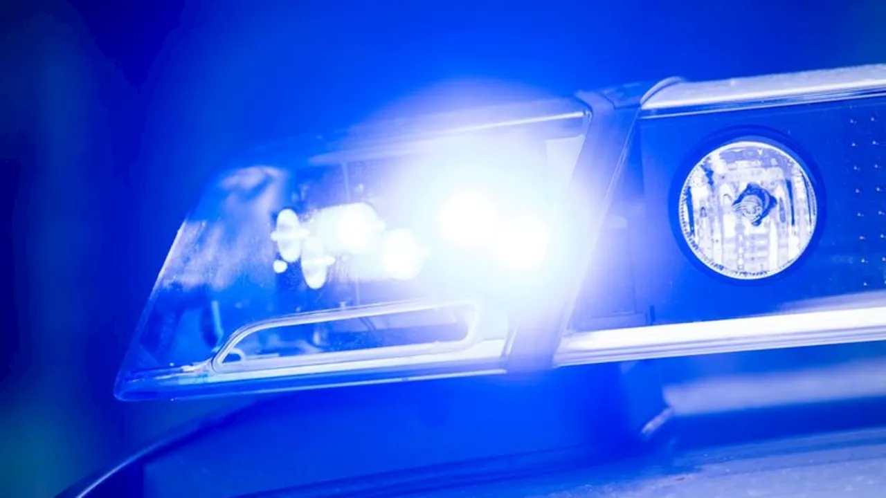 Polizeieinsatz: Auto kippt bei Unfall um: 83-jähriger Fahrer im Krankenhaus