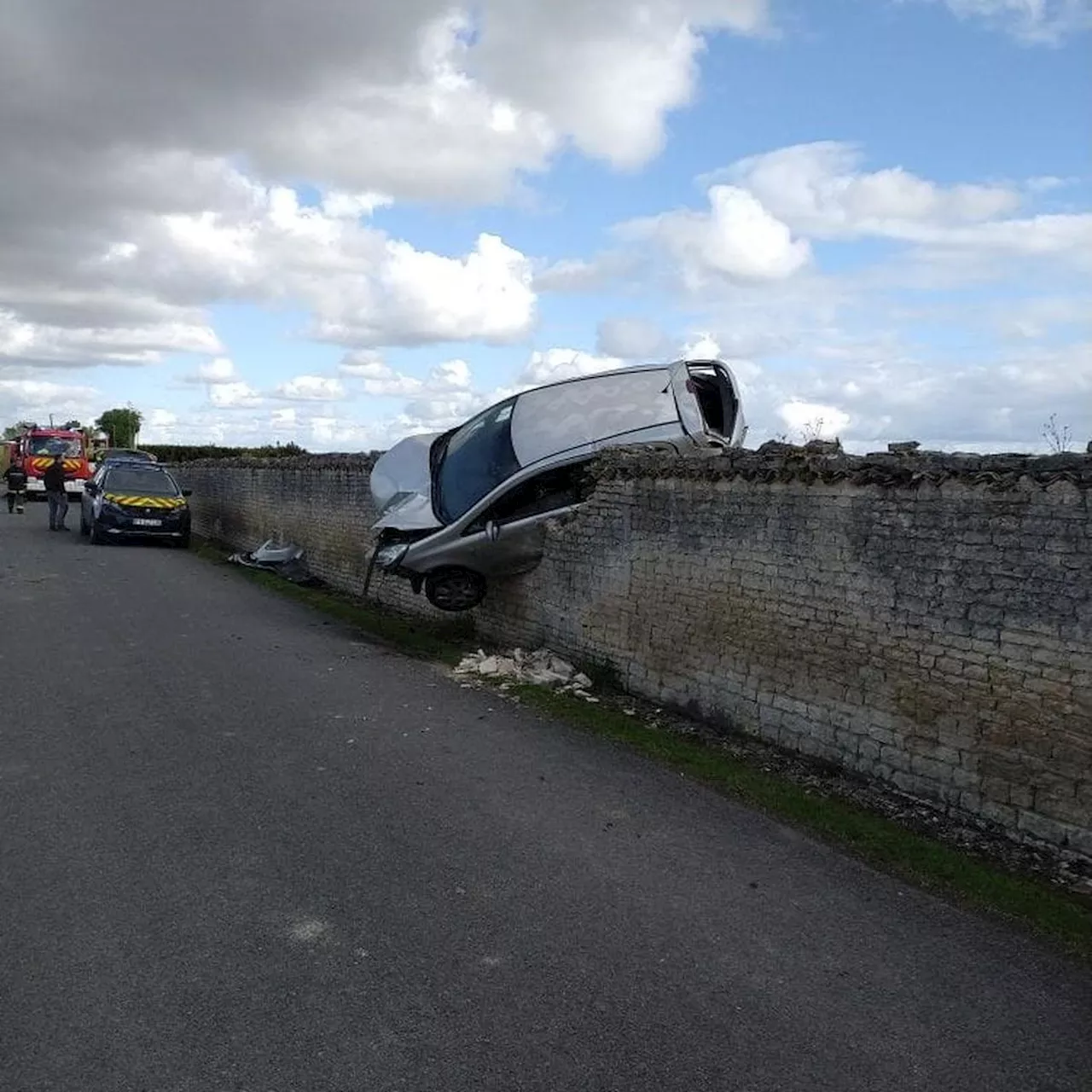 Il encastre sa voiture dans un mur : spectaculaire accident en Charente-Maritime