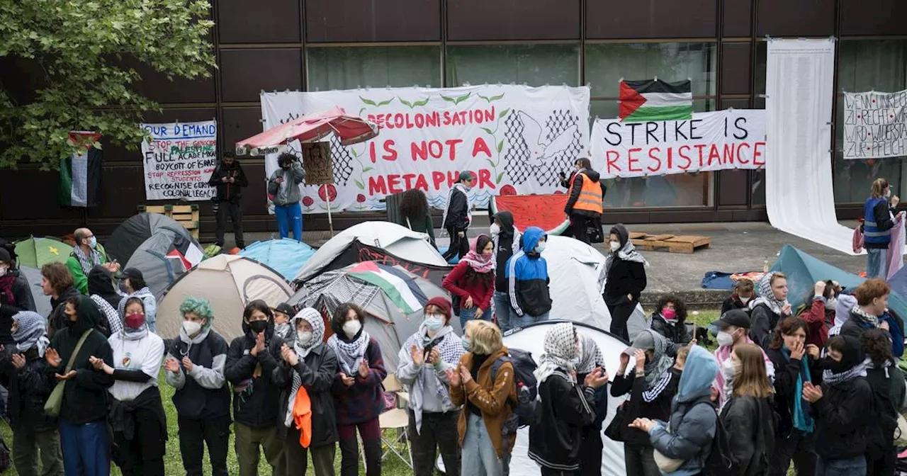 Propalästinensische Aktivisten besetzen Hof der FU Berlin