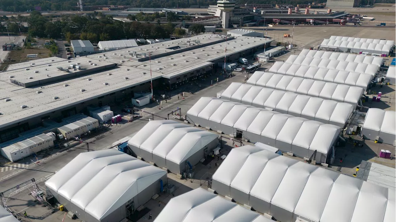 Flüchtlingsunterkunft in Tegel: Linke, Grüne und Hilfsorganisationen fordern Plan für Schließung