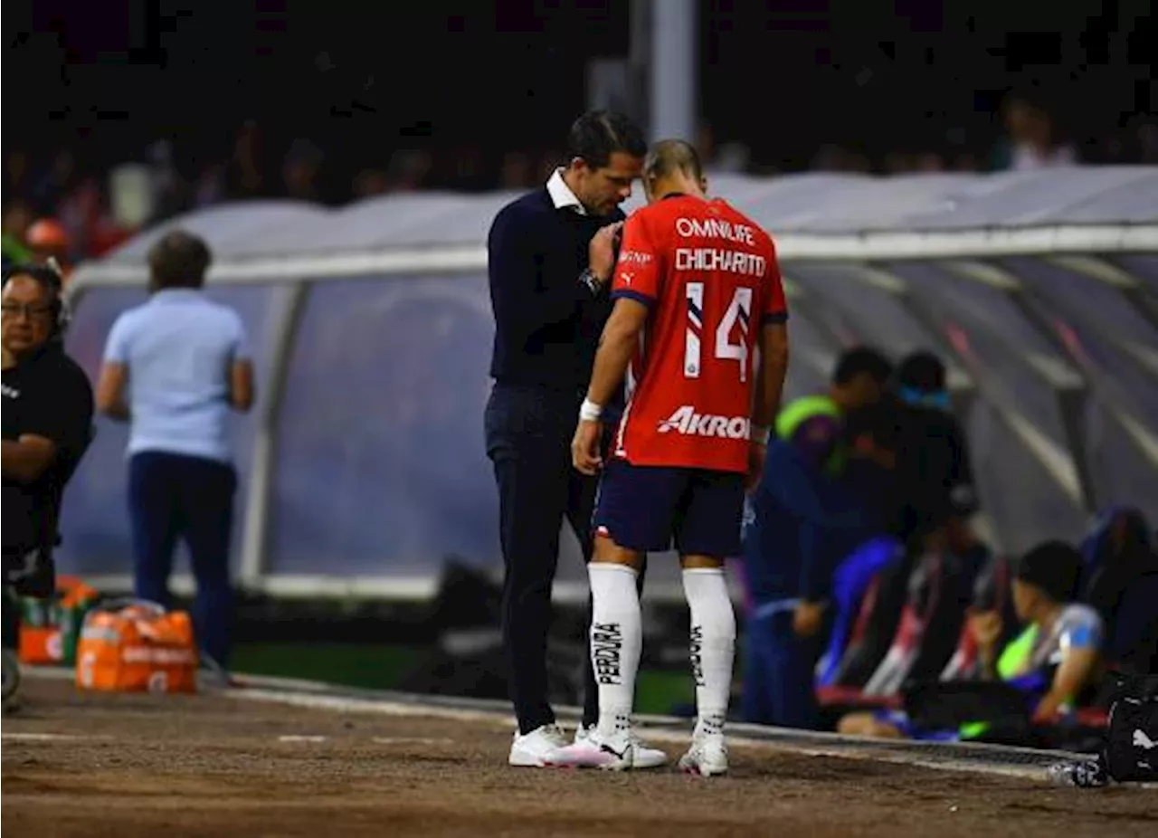 ‘Se lo tiene que ganar’, asegura Fernando Gago sobre falta de minutos de Chicharito en Chivas