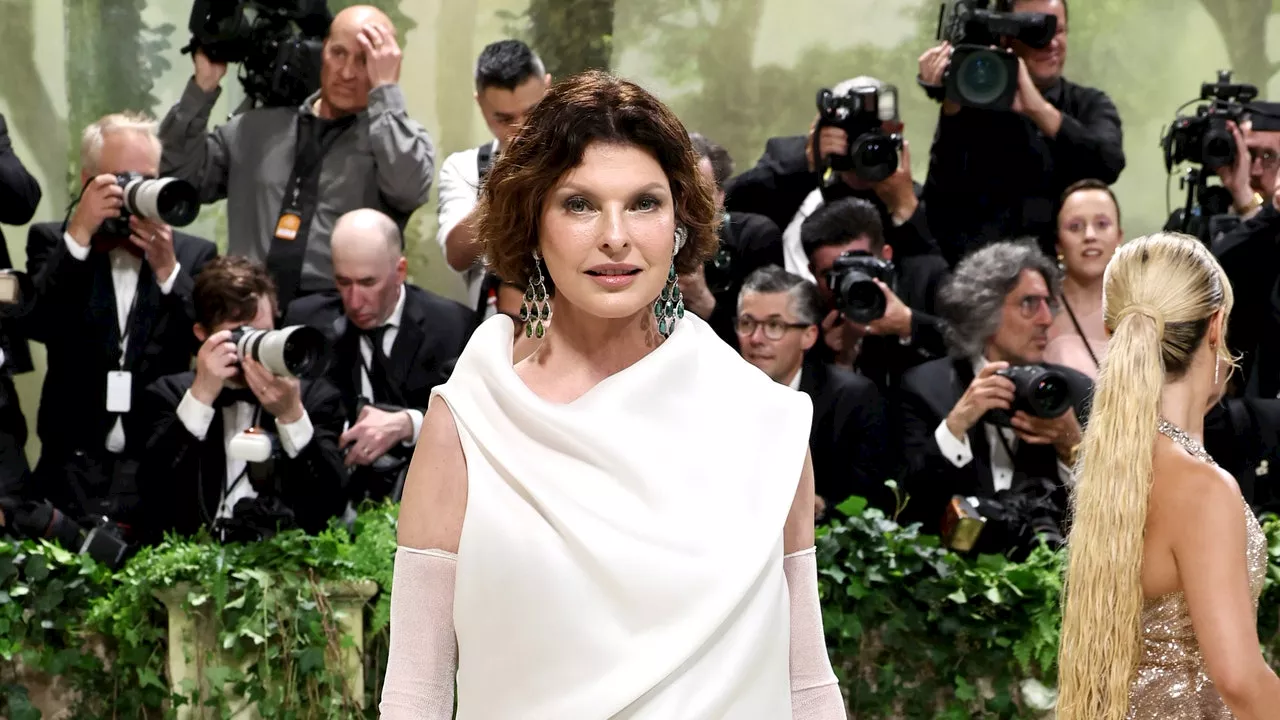 Linda Evangelista torna al Met Gala 2024 con un abito minimalista