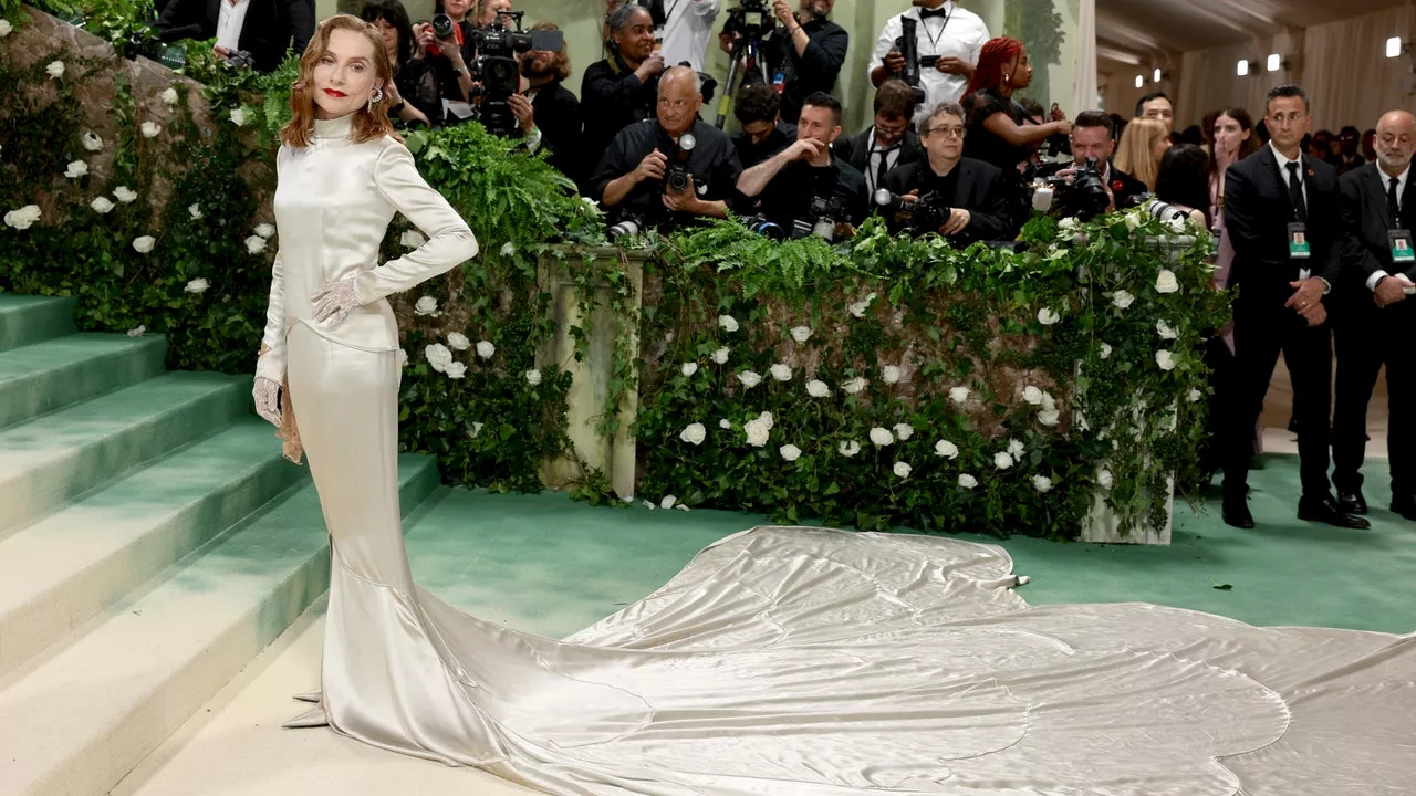 En Balenciaga, Isabelle Huppert célèbre le savoir-faire à la française au Met Gala