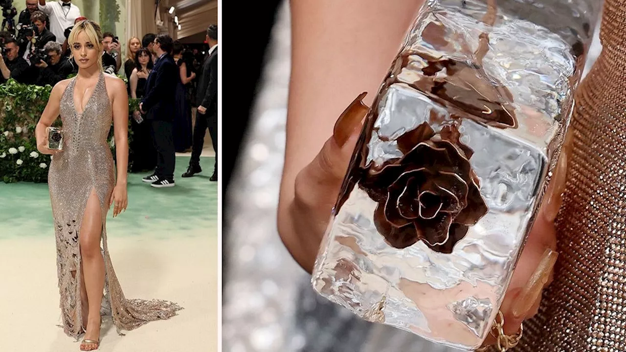 Camila Cabello impacta en la MET Gala 2024 con un vestido dorado y bolso de hielo