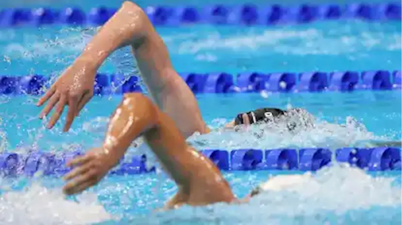 Klusmann wird nass: Hambergens Schwimmer holen daheim 14 Goldmedaillen