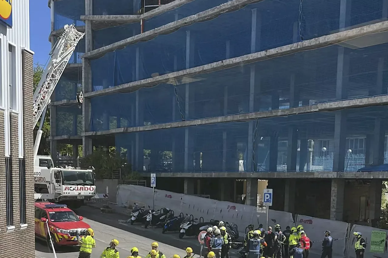 Dos obreros mueren sepultados bajo toneladas de escombros tras el derrumbe de un edificio en Madrid