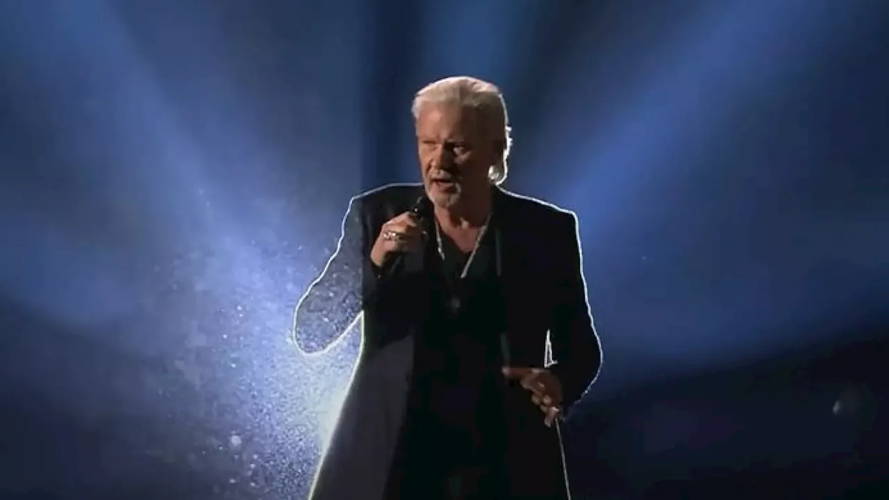 Así fue la comentada actuación de Johnny Logan en la primera semifinal de Eurovisión con 'Euphoria'