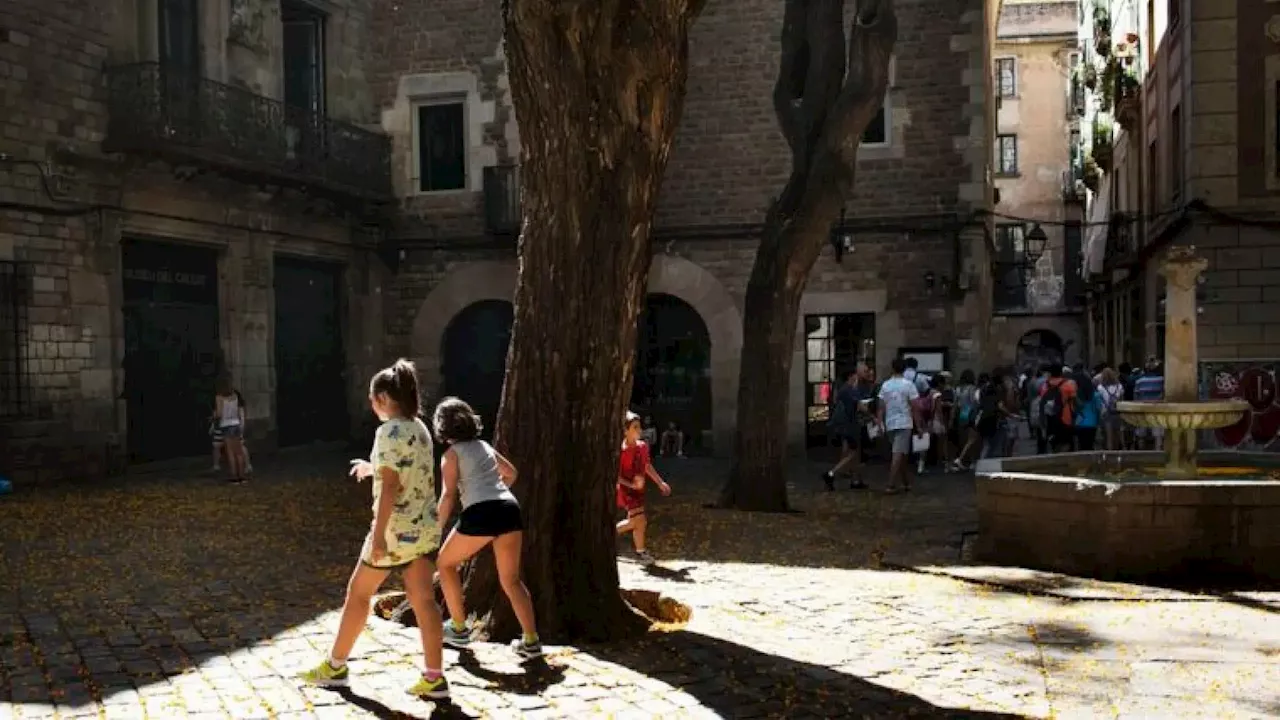 Barcelona cerrará la plaza Sant Felip Neri en horario de patio escolar para dar uso exclusivo a los niños del instituto escuela