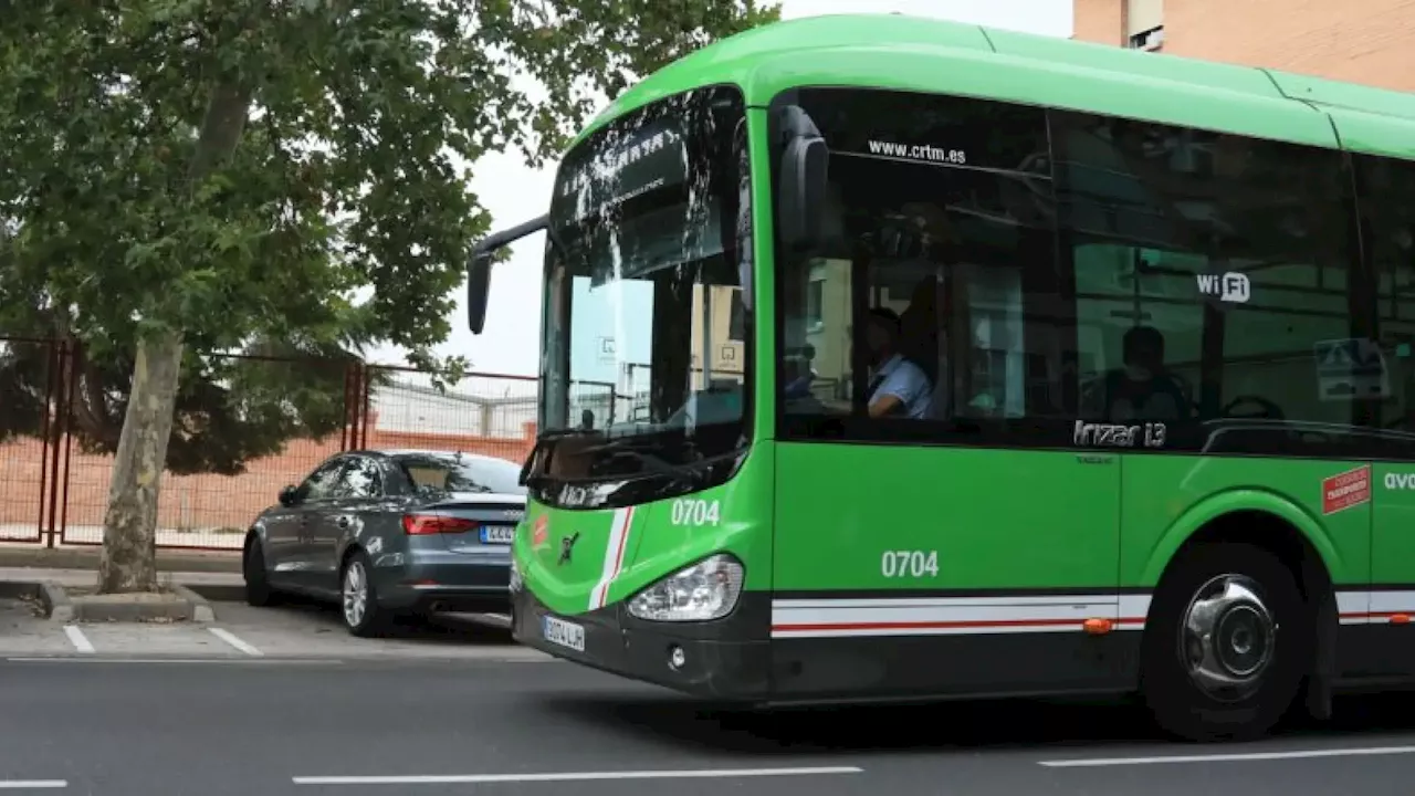 Un guardia civil controla un autobús con 17 pasajeros tras un desmayo del conductor